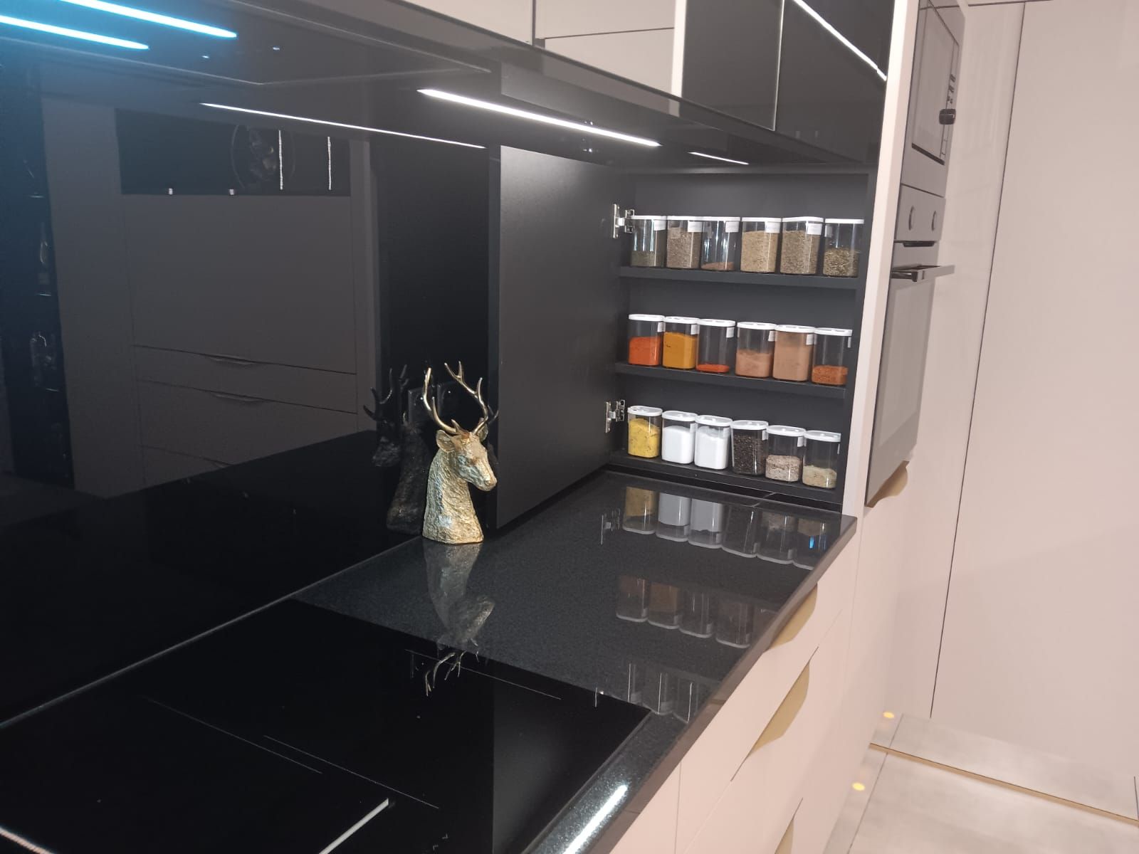 Hochwertige Küchengestaltung von P.R Bau - moderne schwarze Küche mit eleganten Akzenten